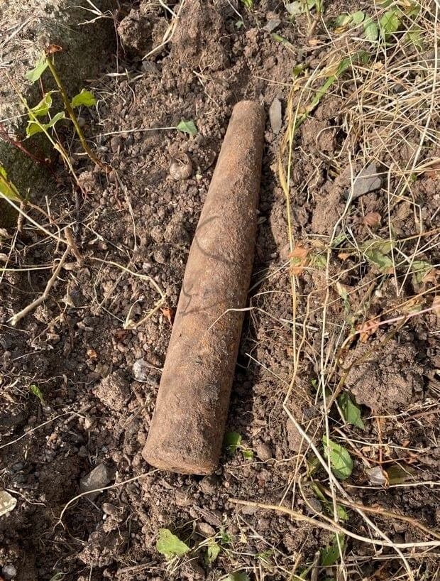 Nalezený dělostřelecký granát u volejbalových kurtů - 16.9.2021; Autor: neznámý; Zdroj: Archiv FbK Kobylisy