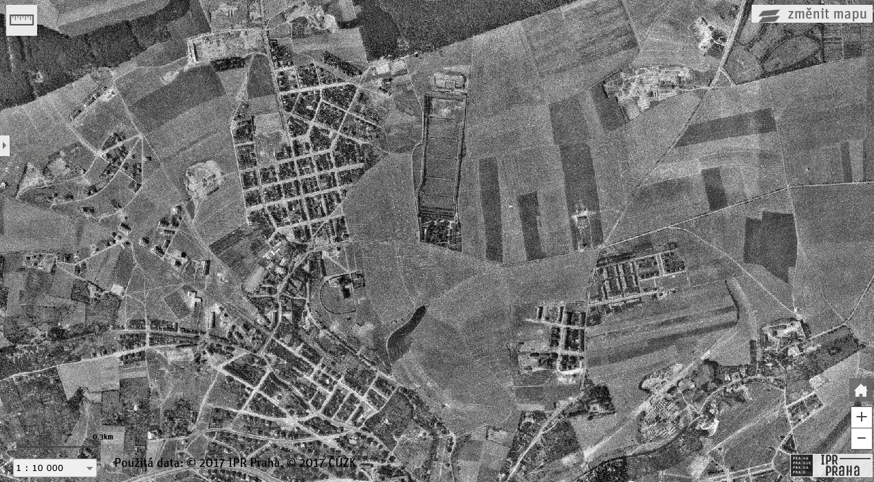 Začínáme pěkně od začátku. Letecký snímek Kobylis z roku 1938. Najdete místo, kde dnes stojí hala?; Zdroj: Archiv leteckých snímků (app.iprpraha.cz)