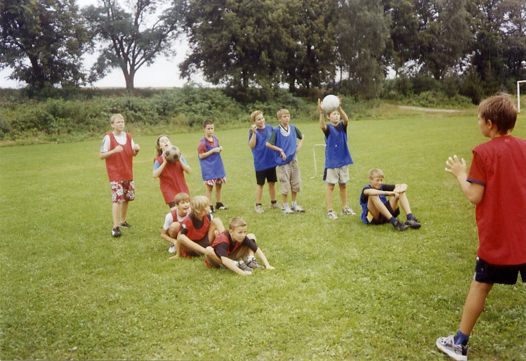 Soustředění v Kardašově Řečici, srpen 2006, trénink na fotbalovém hřišti; Autor: neznámý; Zdroj: archiv FbK Kobylisy