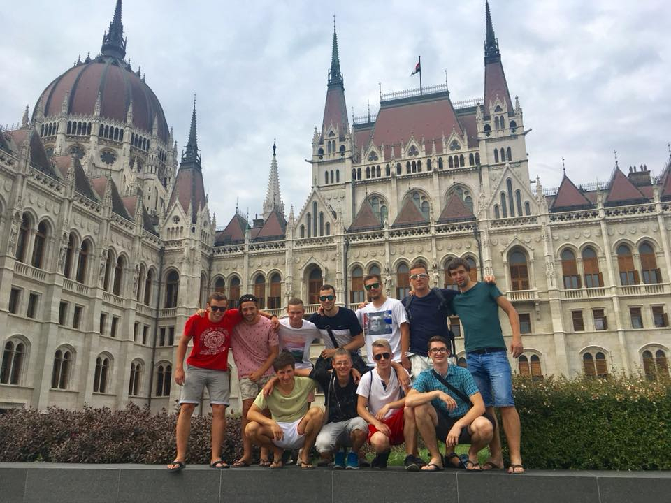 Zastávka mužů v Budapešti cestou do Bělehradu na Floorball Belgrade Open 2.8.2018; Autor: neznámý; Zdroj: Archiv FbK Kobylisy