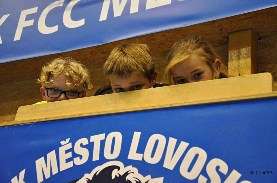 Soustředění 2017 elévové sledují přátelské utkání s ASK Lovosice LFP v Lovosicích 27.8.2017, sezóna 2016-2017; Autor: neznámý; Zdroj: Archiv FbK Kobylisy